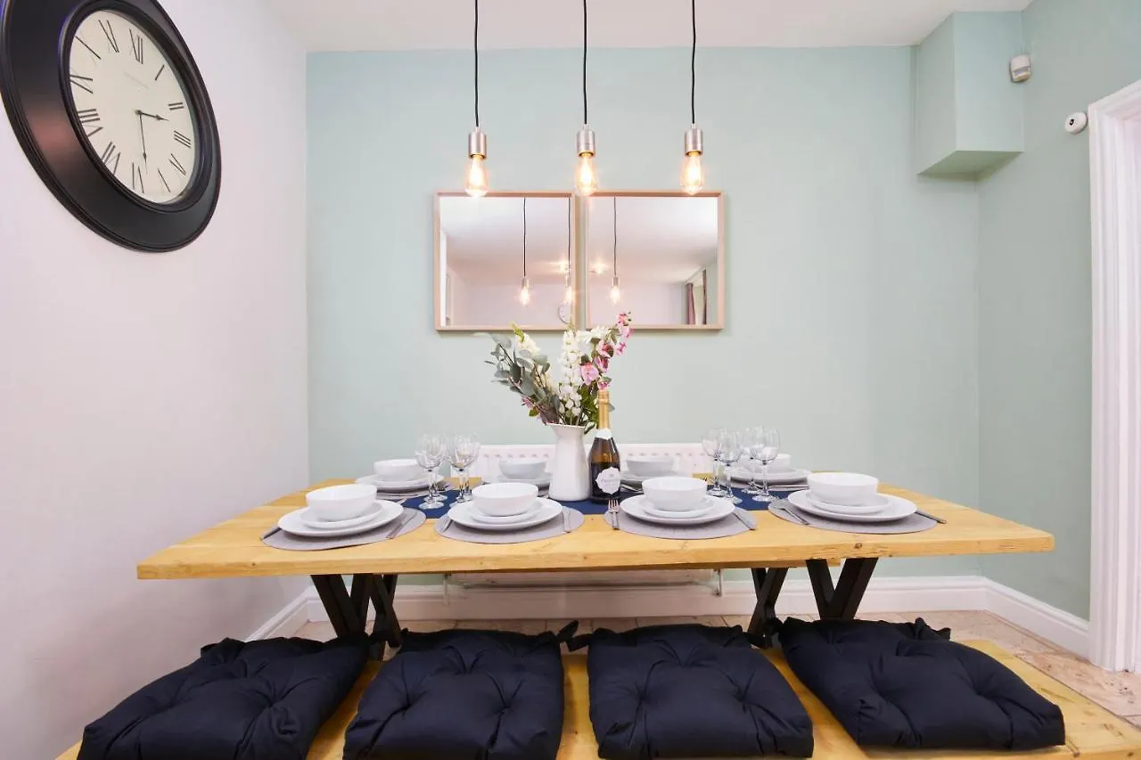 Wonderful Apartment In Bath With Garden - Sleeps 8 Holiday home
