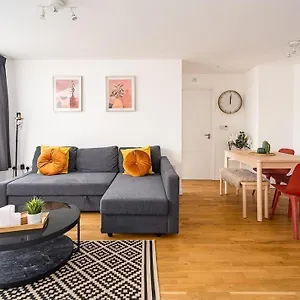  Apartment Contemporary Centre With Parking